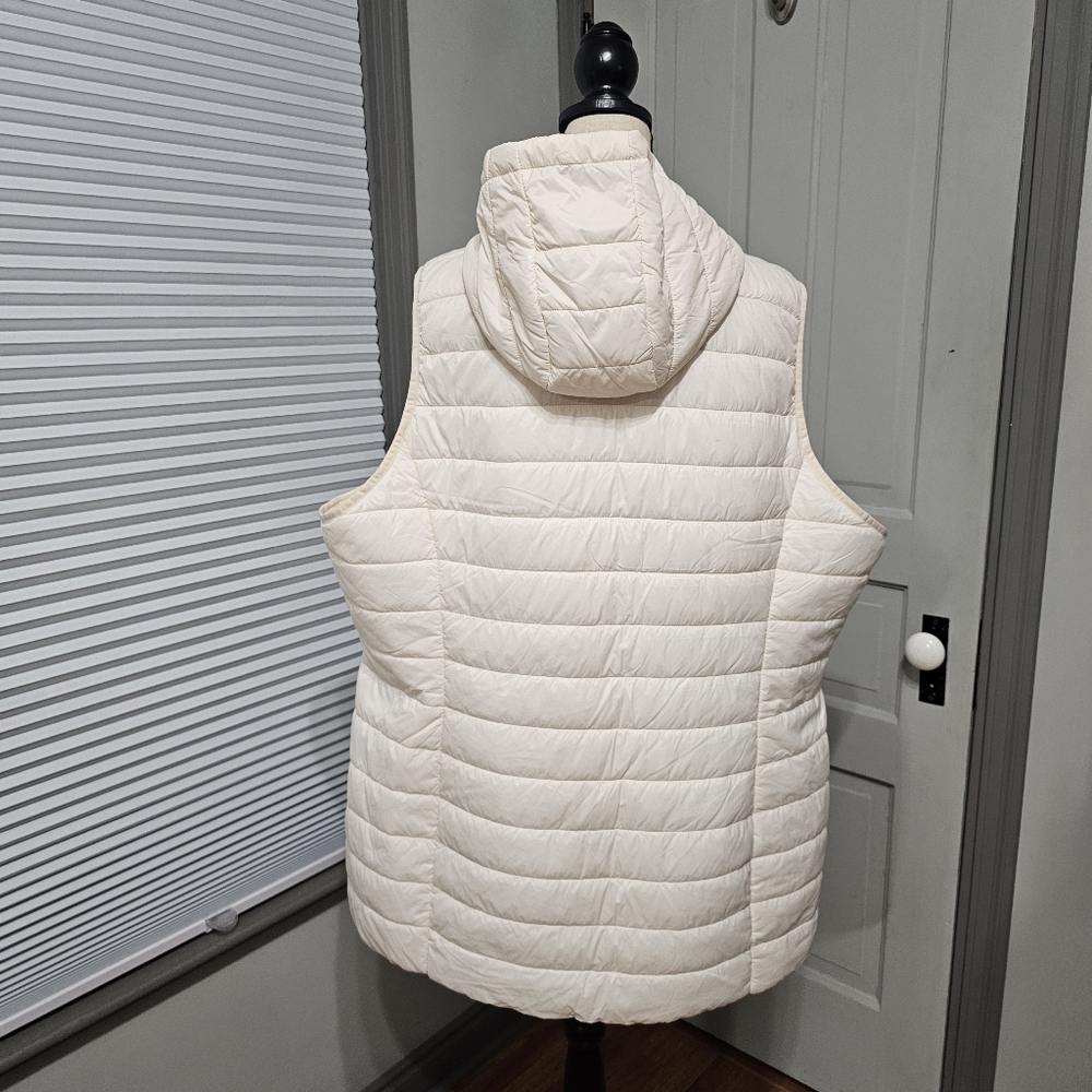 Torrid NWOT Light Packable Puffer Vest - Picture 6 of 9